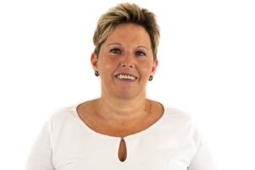 Ein Bild, das Menschliches Gesicht, Lcheln, Person, Hals enthlt.

Automatisch generierte Beschreibung